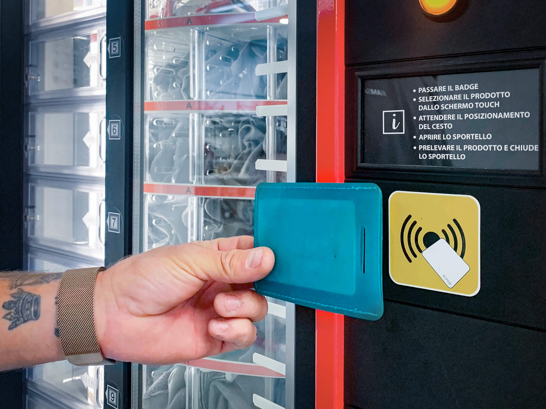 Distributore di Dispositivi di Protezione Individuale (DPI) implementato da Satech per garantire la Salute e Sicurezza sul lavoro