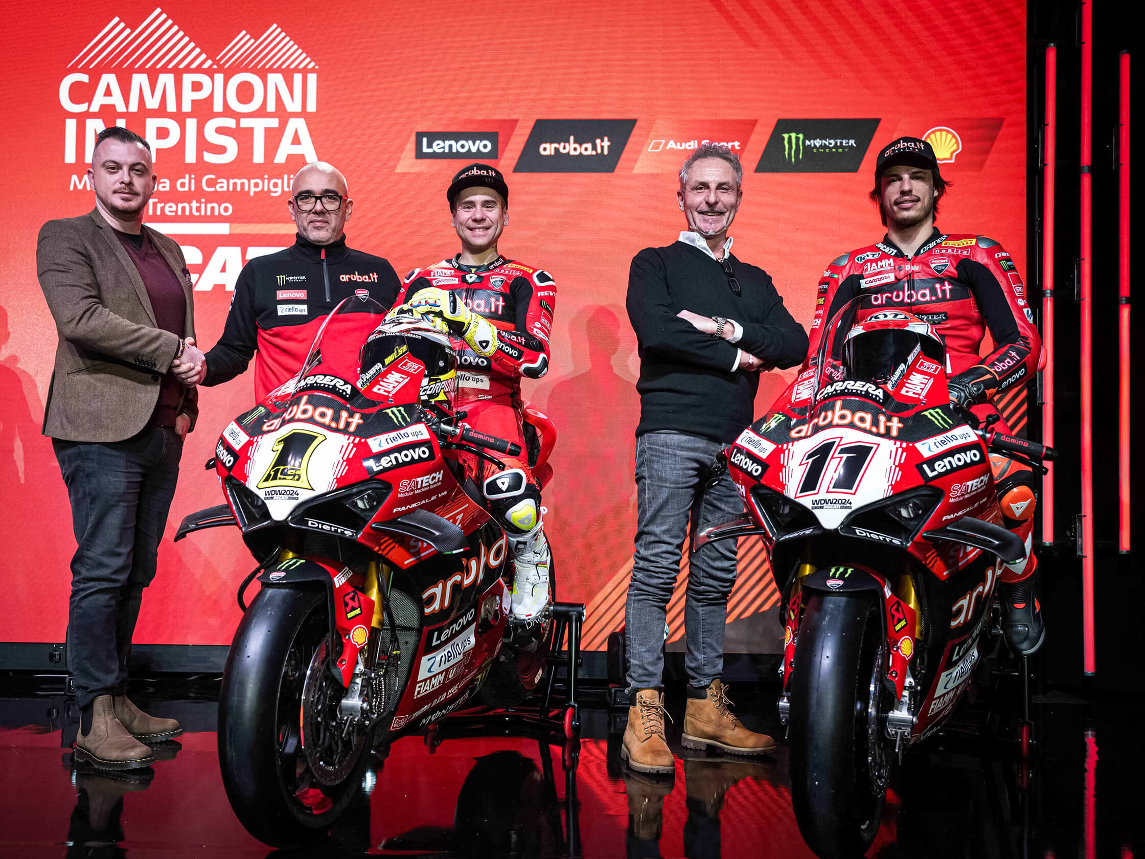 I manager di Satech posano con lo staff del team Aruba.it Racing - Ducati Superbike, inclusi i piloti Alvaro Bautista e Nicolò Bulega