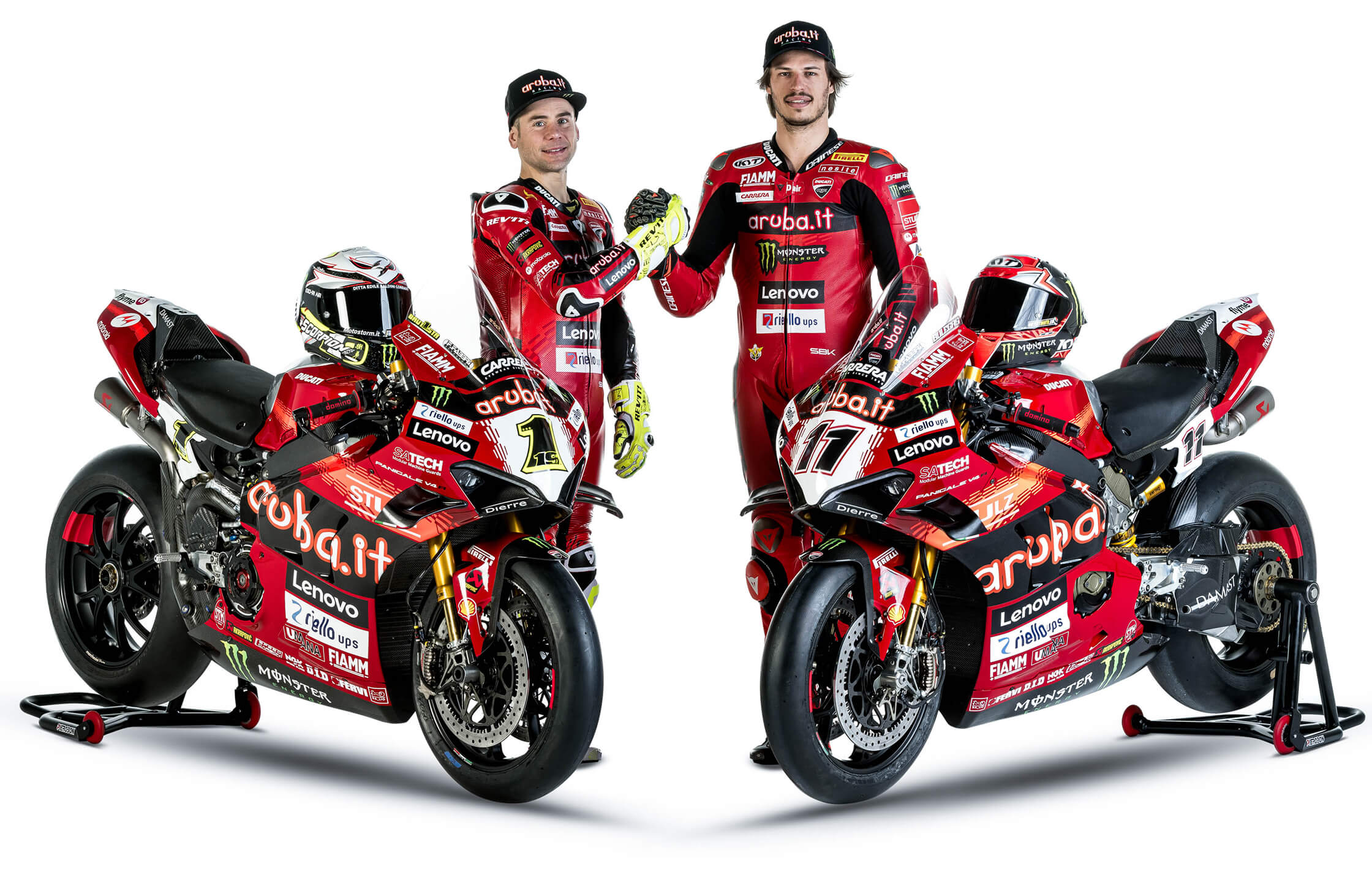 Alvaro Bautista e Nicolò Bulega, i piloti per il team Aruba.it Racing - Ducati Superbike, si stringono la mano