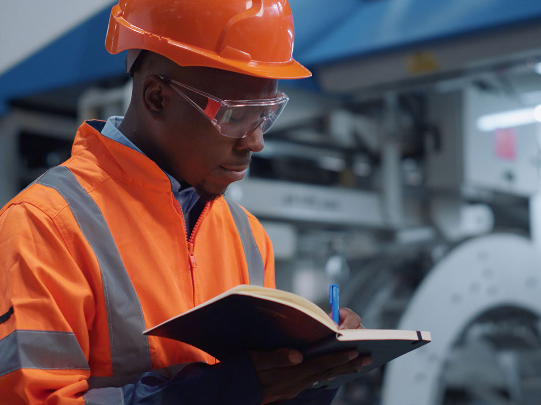 Operatore qualificato intento a eseguire una valutazione del rischio, funzionale alla scelta del Dispositivo di Interblocco più adatto