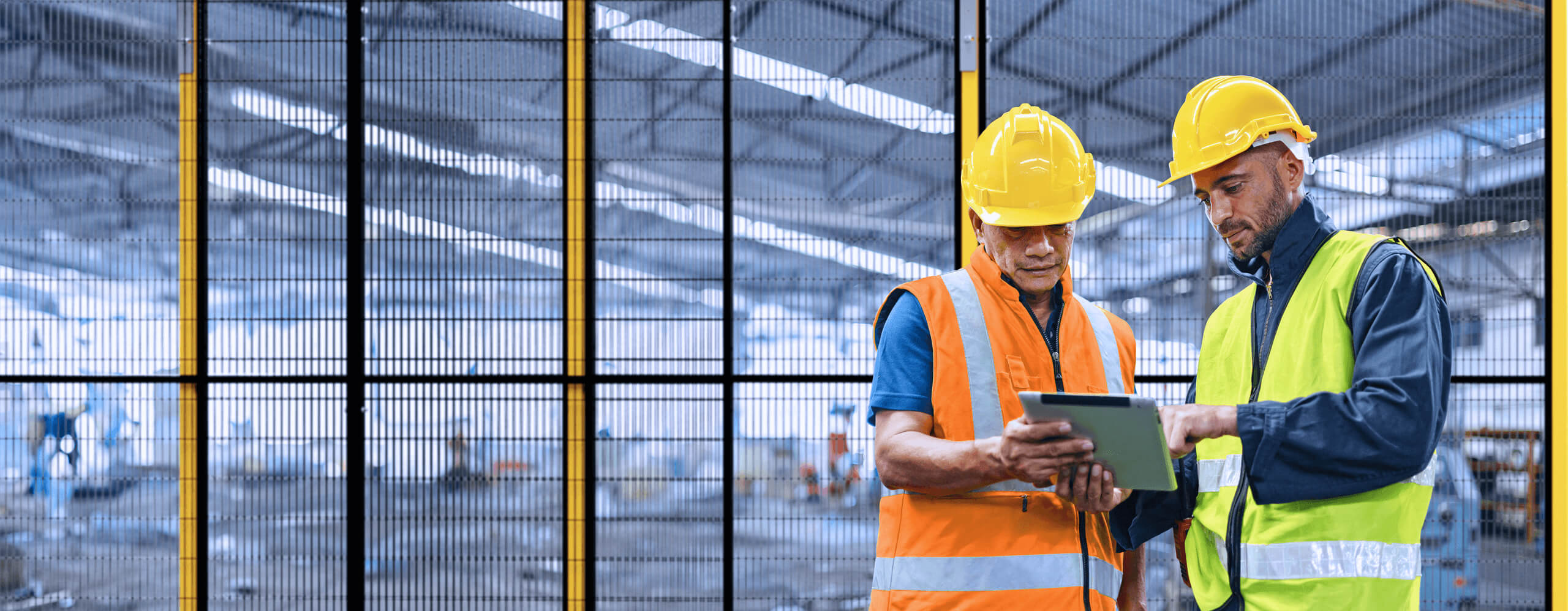 Operatori industriali raffigurati davanti a Soluzioni di sicurezza Satech