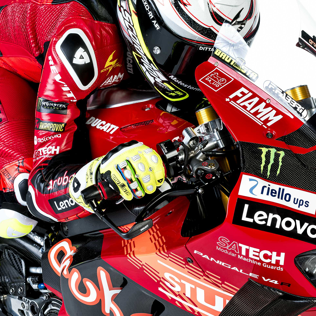 Primo piano della moto Ducati Panigale V4R che mostra il logo Satech come uno degli Sponsor Ufficiali
