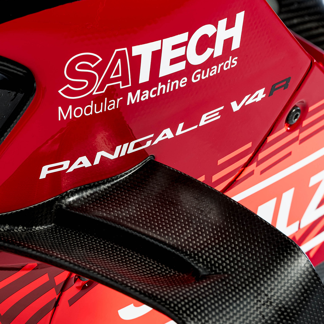 Primo piano della moto Ducati Panigale V4R che mostra il logo Satech come uno degli Sponsor Ufficiali