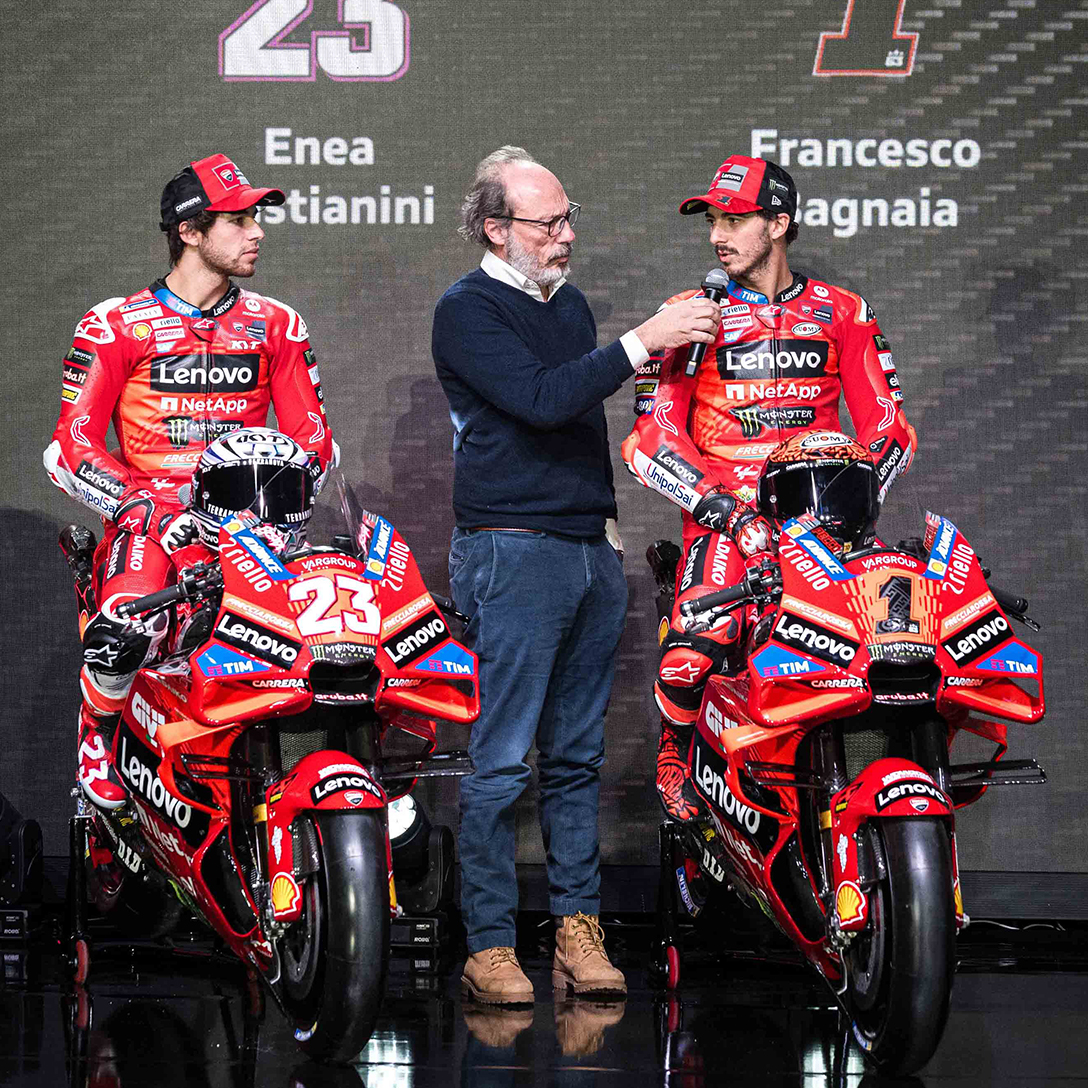 Guido Meda intervista i piloti di moto Ducati durante l'evento