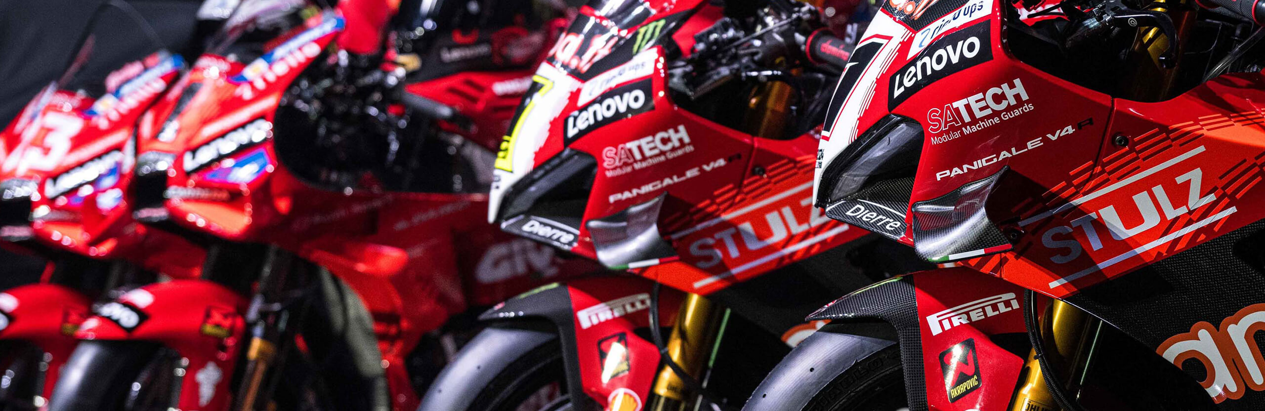 Inquadratura delle moto Ducati con il logo Satech come uno degli Sponsor Ufficiali