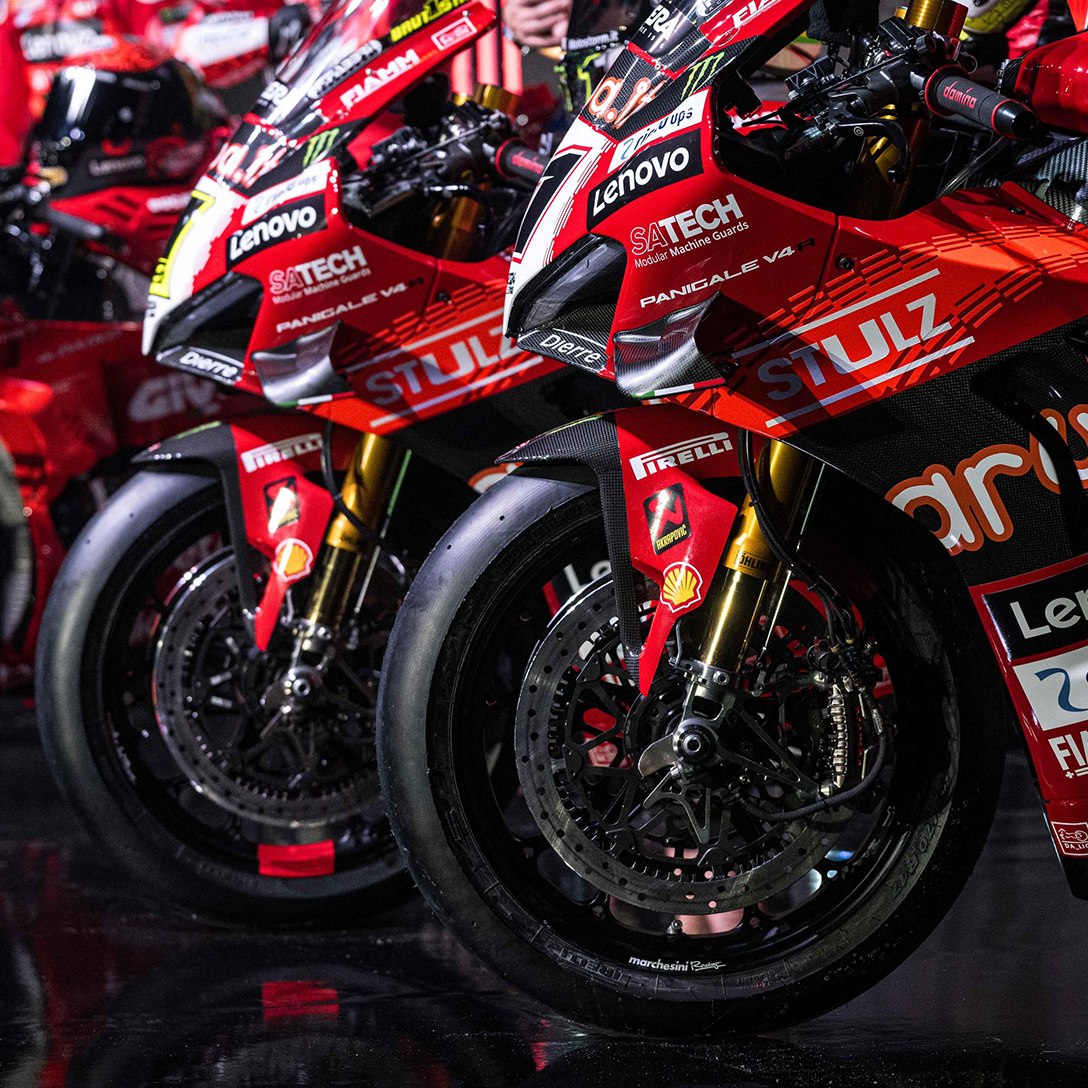 Primo piano della moto Panigale V4R di Ducati con il logo Satech in posizione di rilievo
