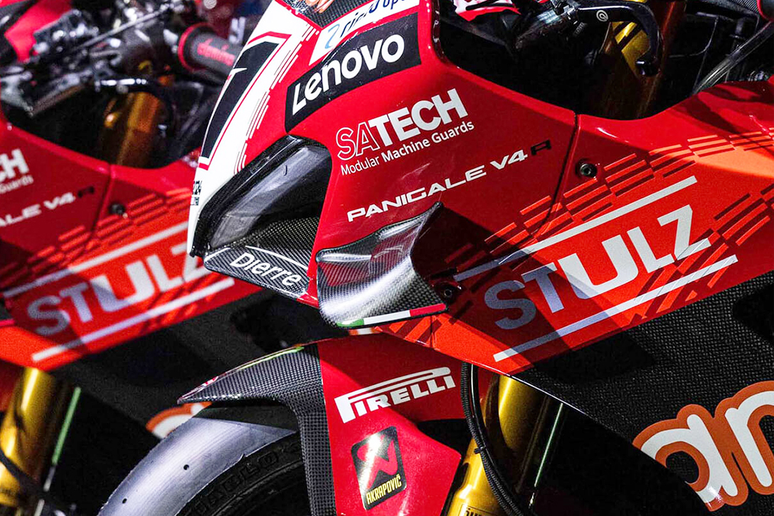 Aufnahme von Ducati-Motorrädern, die das Satech-Logo als einen der offiziellen Sponsoren zeigen