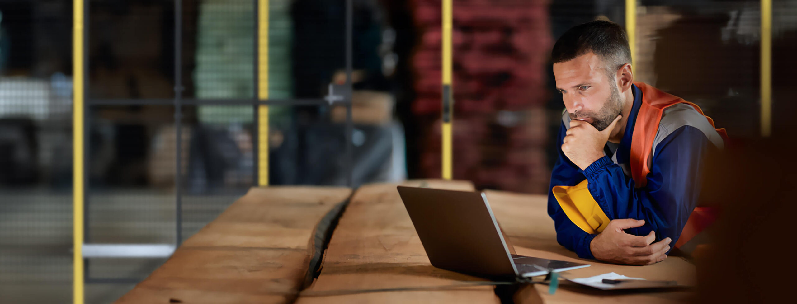 Foto di operatore intento a scegliere tra il Revamping di macchinari esistenti o l'acquisto di nuovi macchinari