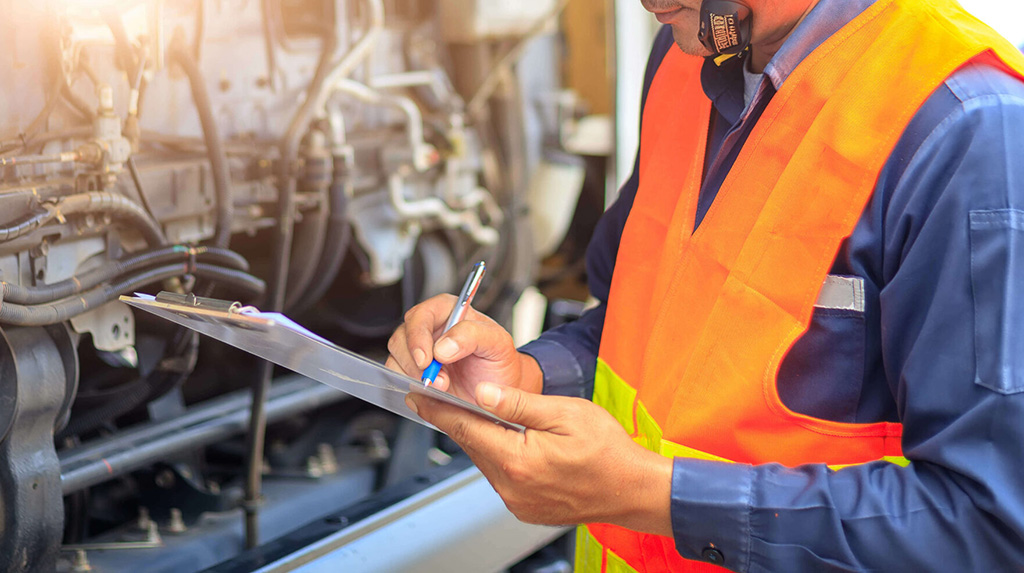 Ispettore intento ad eseguire una Valutazione dei Rischi secondo la Normativa EN ISO 12100 - Satech