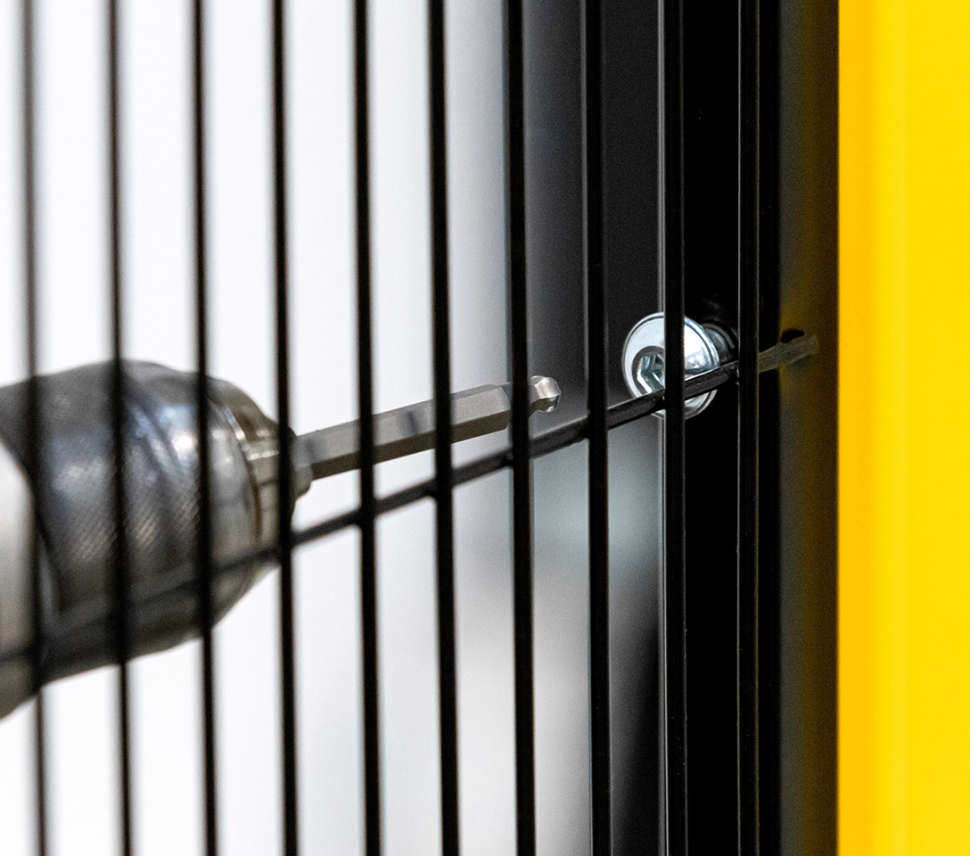 Primo piano di avvitatore con inserto dedicato mentre fissa la nuova Vite BHC a Brugola di Satech dentro pannello con telaio