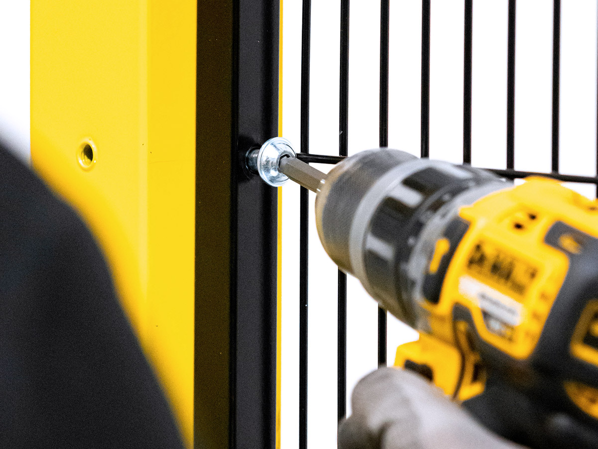 Operador apertando o novo parafuso com cabeça abaulada e sextavado interno da Satech.