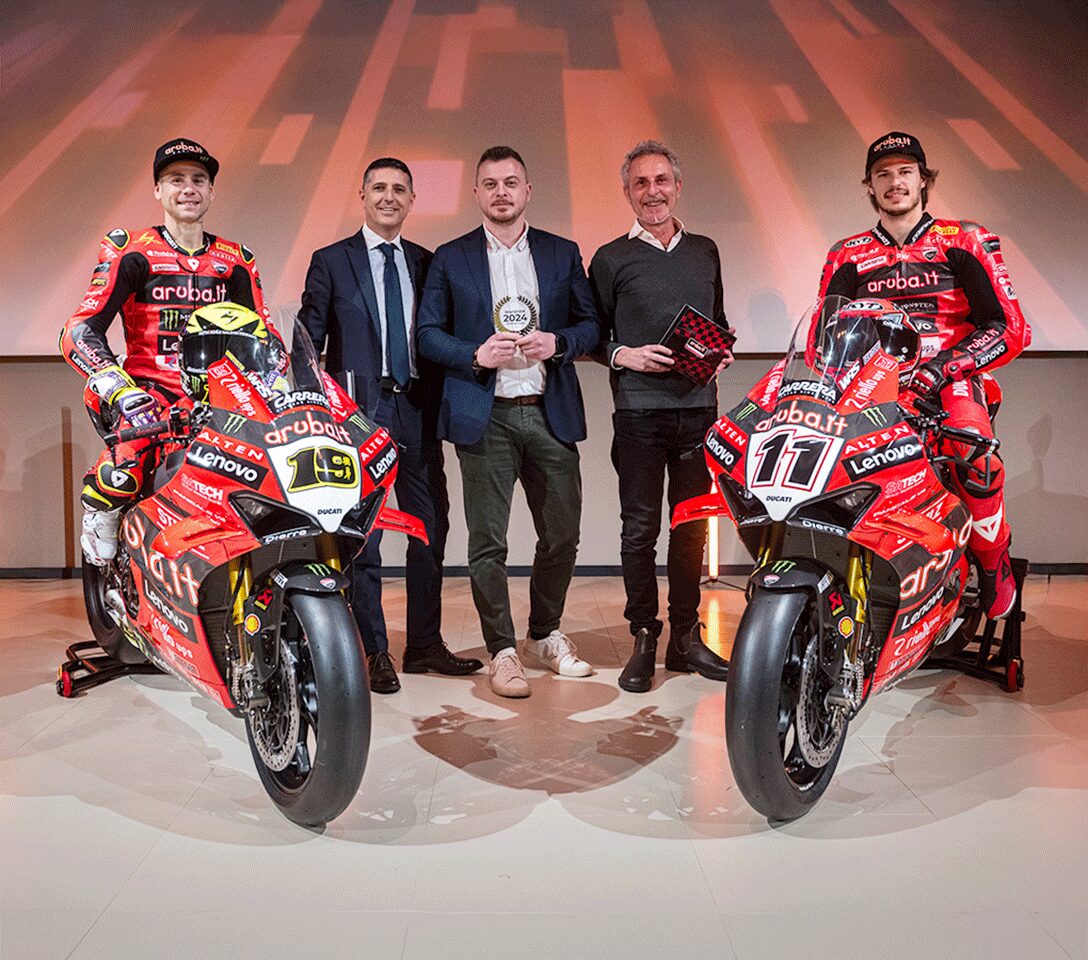 Foto di Nicolò Bulega e Alvaro Bautista con Nicola Balestrazzi, Giovanni Camusso e Marco Bertoni, manager di Satech, sponsor del Team Aruba.it Ducati Racing