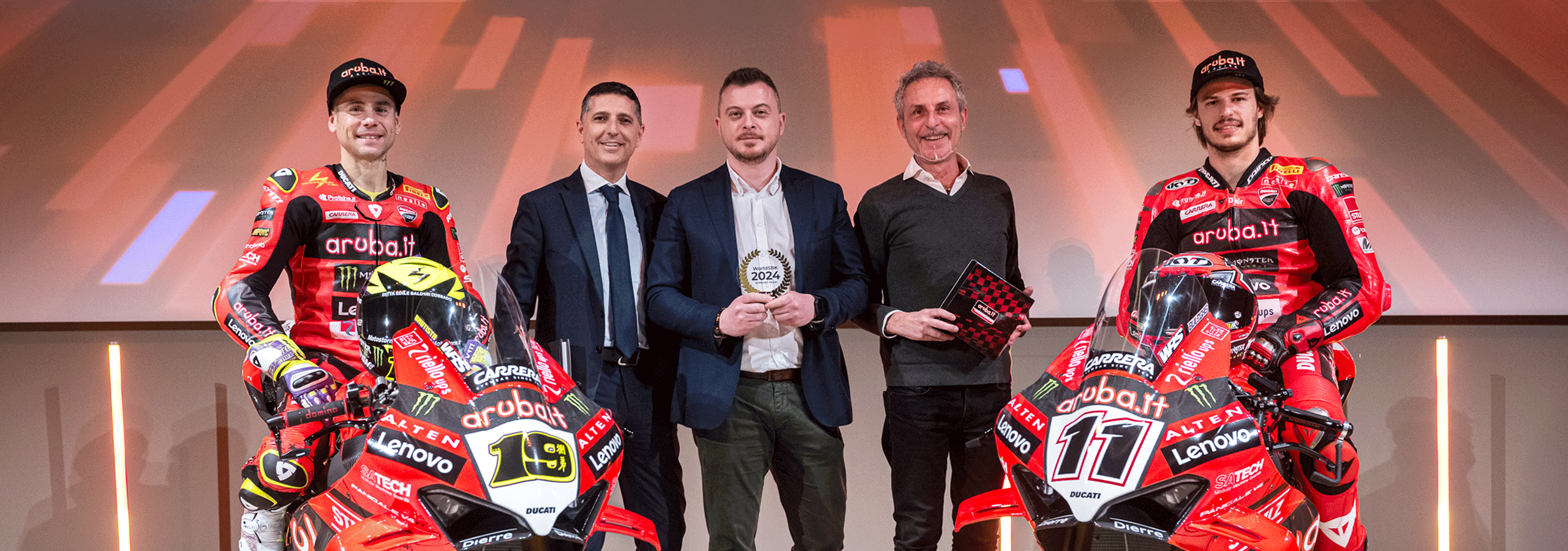 Foto di Nicolo Bulega e Alvaro Bautista con Nicola Balestrazzi, Giovanni Camusso e Marco Bertoni, manager di Satech, sponsor del Team Aruba.it Ducati Racing