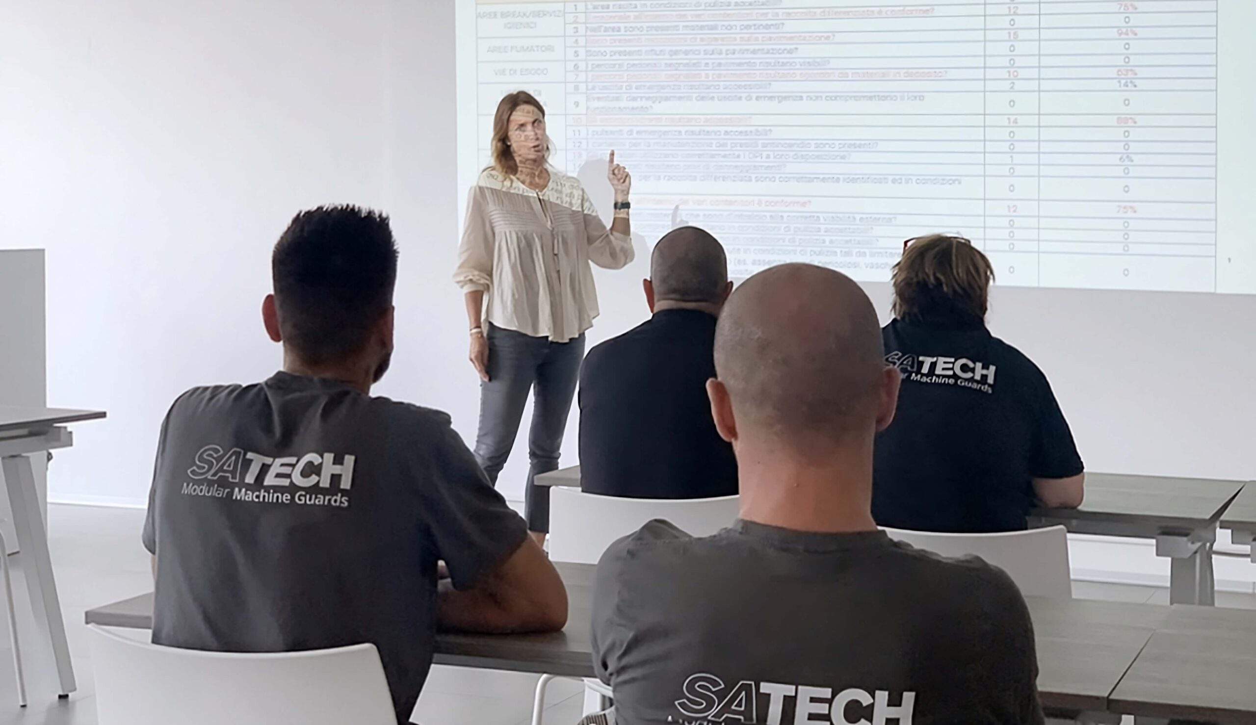 Pamela Mandelli, Process & Quality Manager di Satech, mentre tiene una formazione sulla sicurezza per lavoratori di Satech, nella sala conferenze dell'azienda.