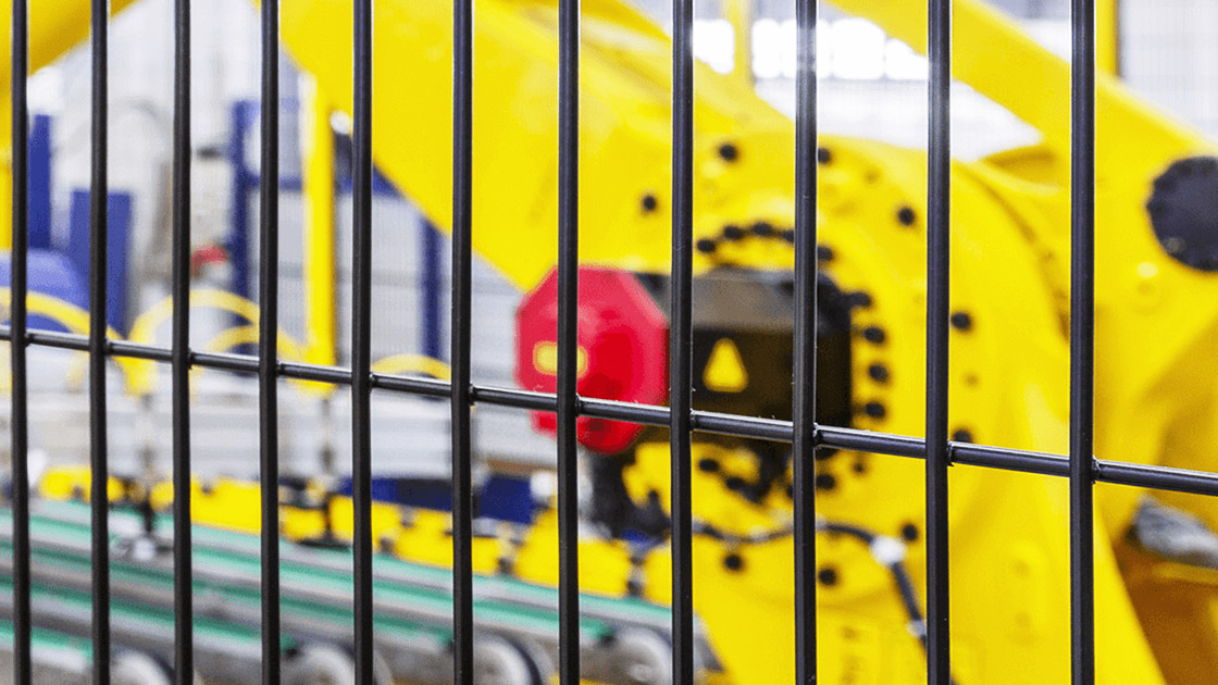 Dettaglio della rete di una protezione perimetrale Satech che recinta una linea produttiva industriale