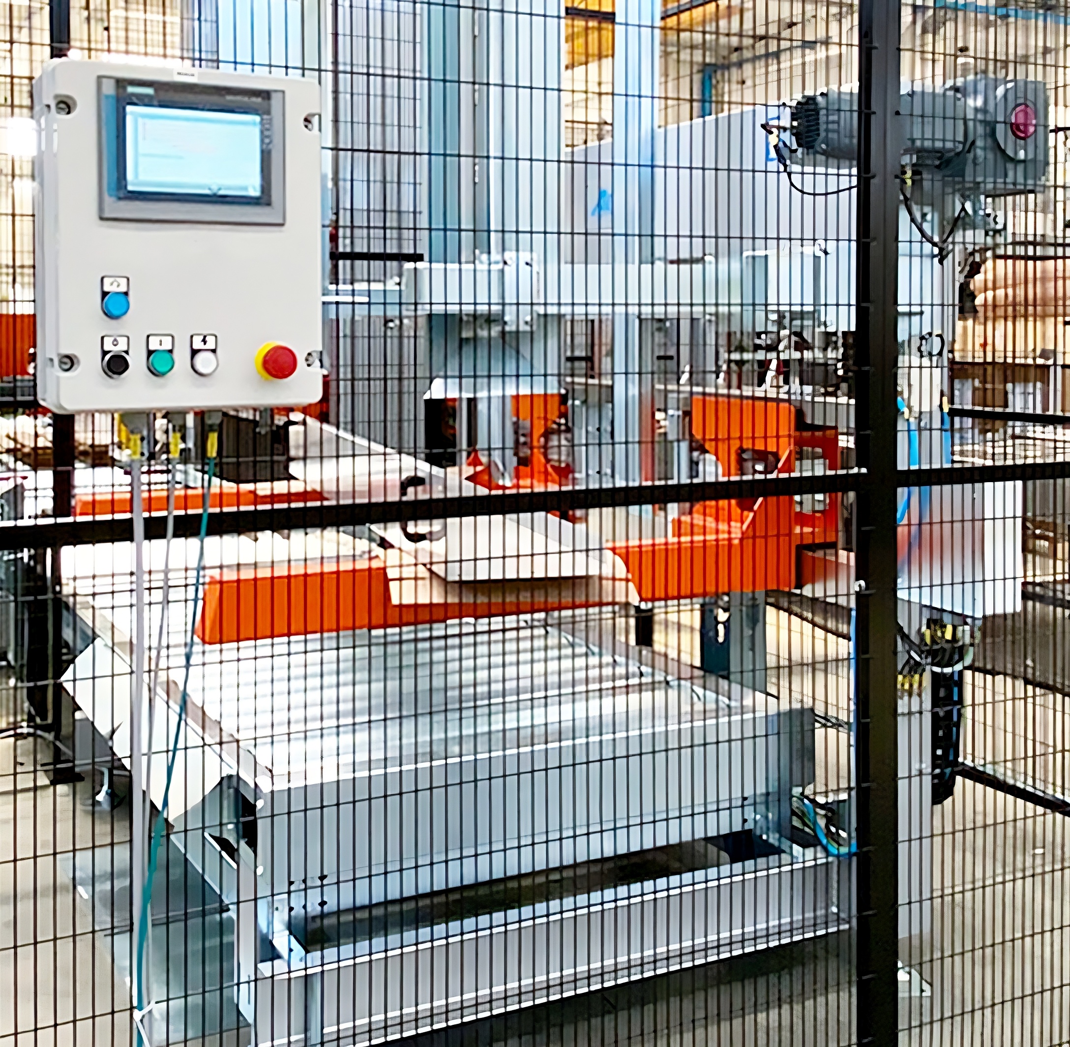 Protezioni perimetrali Satech recintano macchinario produttivo industriale