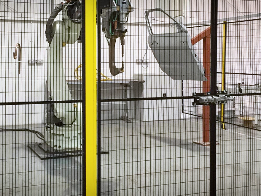 Protezioni perimetrali Satech circondano un robot industriale