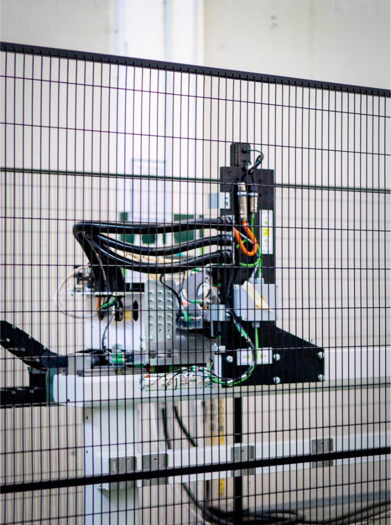 Protezioni perimetrali Satech circondano un robot industriale