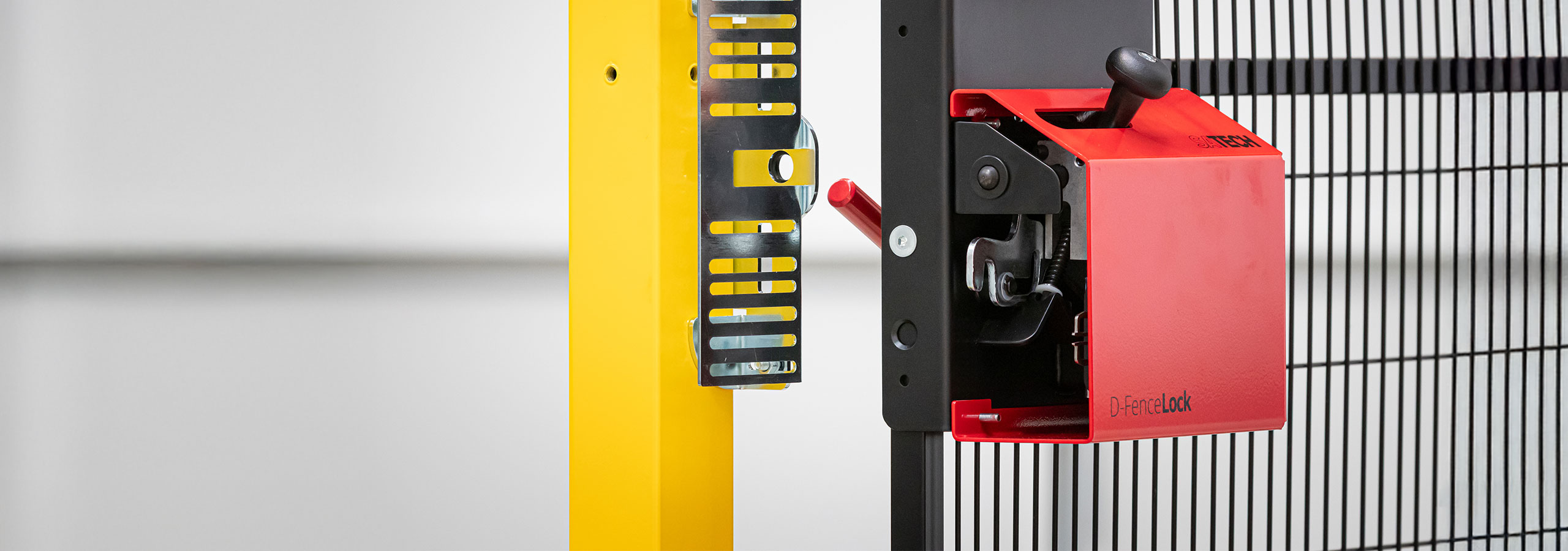Sistema di chiusura meccanico D-FenceLock di Satech, installato su pannello in rete nero