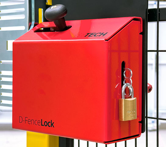 Sistema di chiusura meccanico D-FenceLock di Satech, installato su pannello in rete nero, con lucchetto