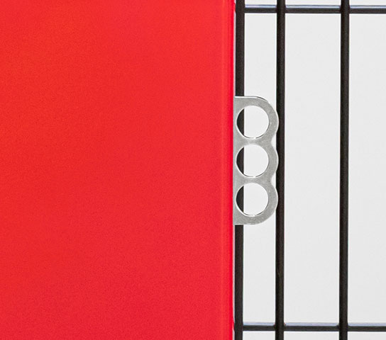 Predisposizione per lucchetto per sistema di chiusura meccanico D-FenceLock di Satech, sullo sfondo pannello in rete nero