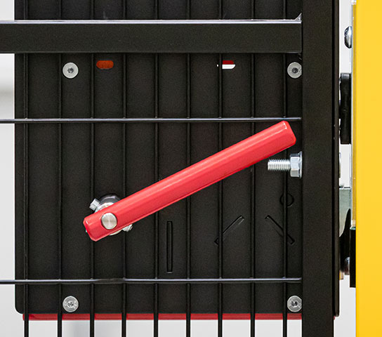 Retro di sistema di chiusura meccanico D-FenceLock di Satech, dettaglio di maniglia interna rossa