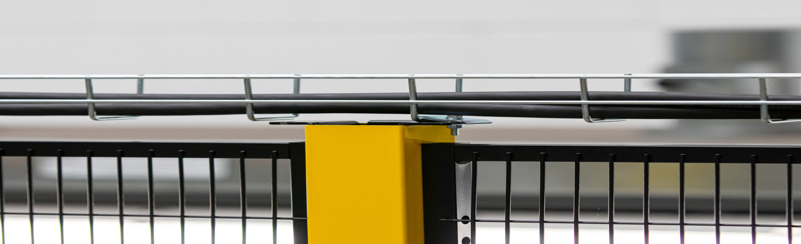 Satech-Pfosten mit oberen Halter, der eine Stahl-Kabeltrunking trägt