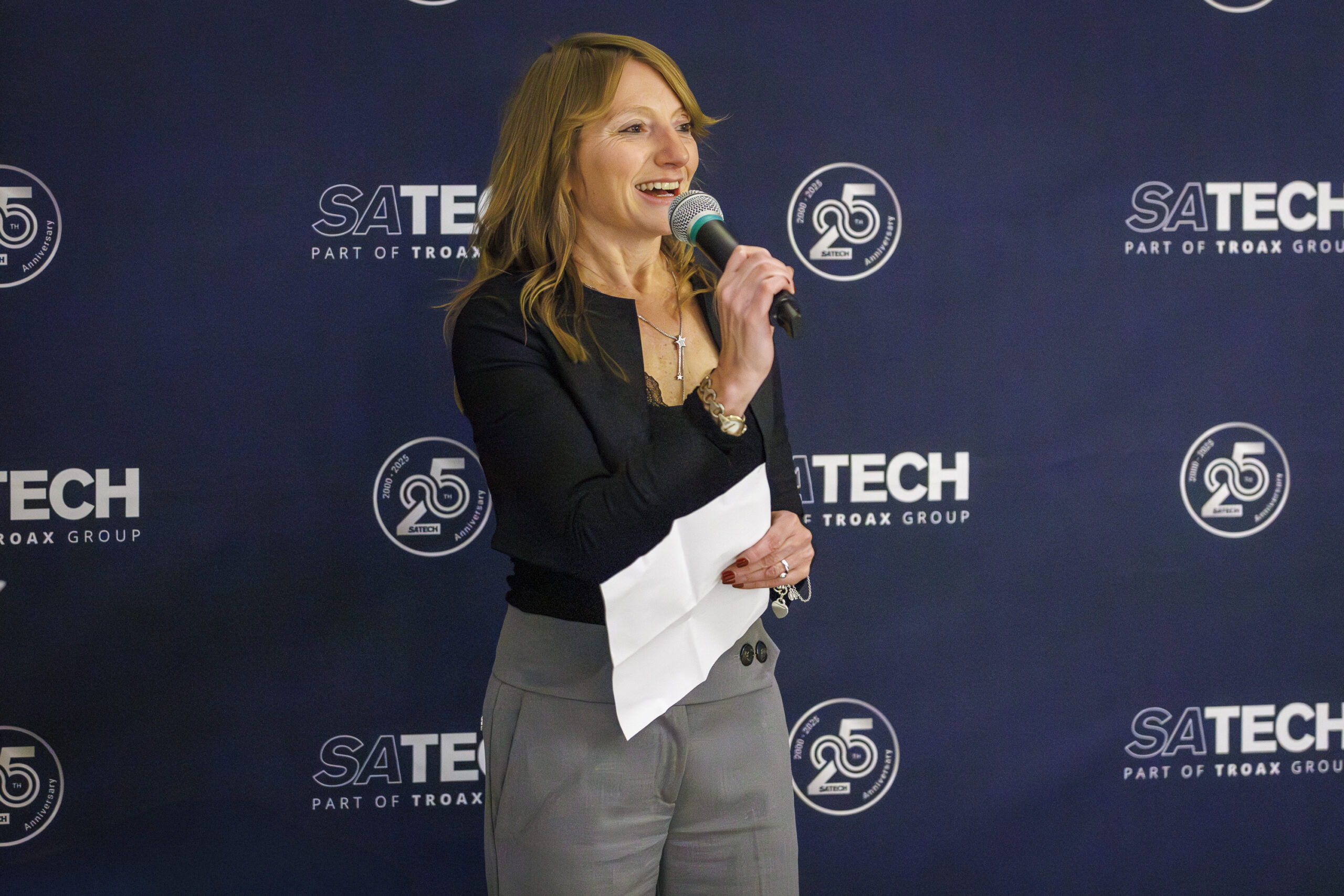 Momento di presentazione dei premi Kaizen durante un evento aziendale, dedicato al miglioramento continuo e ai risultati dei team.