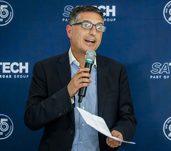 Il General Manager di Satech interviene con un discorso durante una cena aziendale, rivolgendosi ai partecipanti dell’evento.