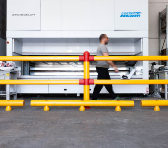 Guardrail e delimitatore SatechBarriers davanti a operatore in un impianto produttivo