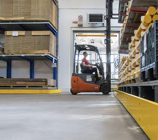Carrello elevatore a contatto ravvicinato con guardrail antiurto Satech