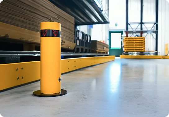 Primo piano di bollard in polimero davanti a guardrail antiurto - linea Satech EASYFIT
