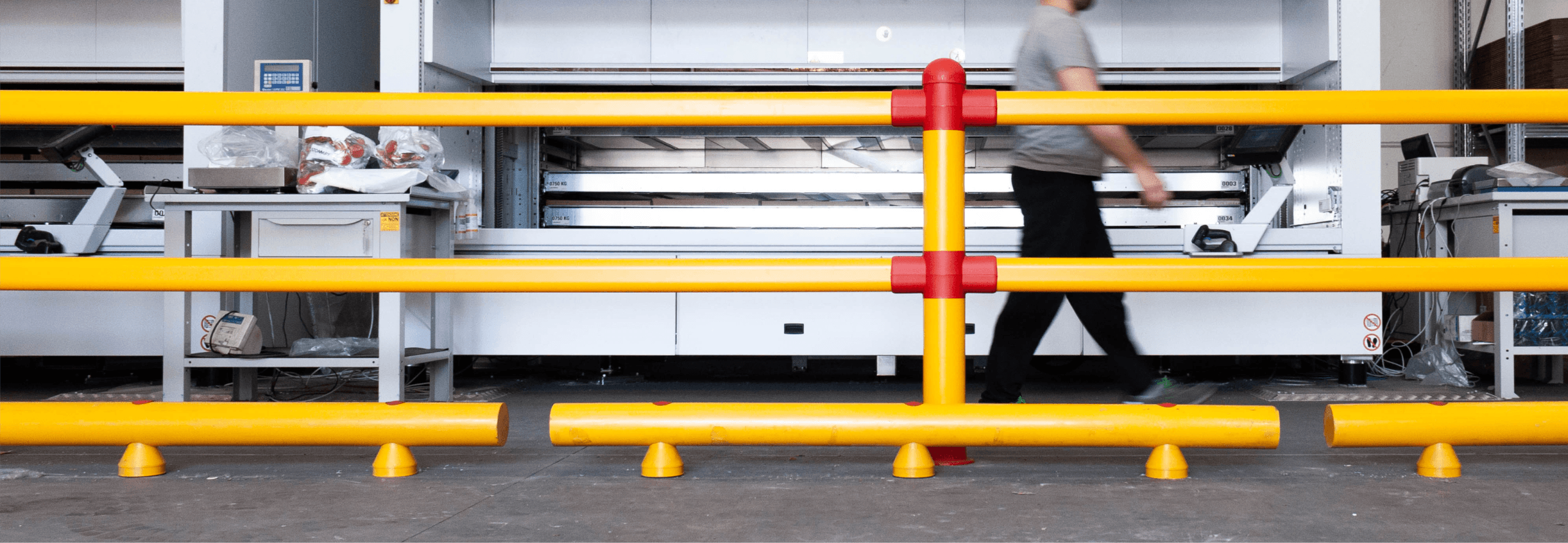 Guardrail e delimitatore SatechBarriers davanti a operatore in un impianto produttivo