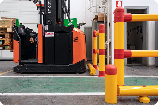 Carrello elevatore vicino a delimitatori e guardrail SatechBarriers