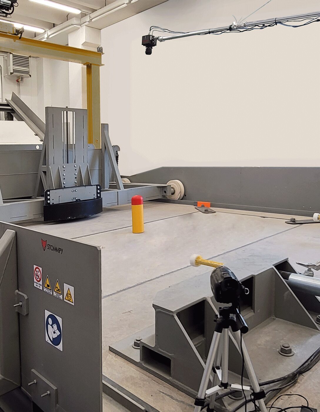Laboratorio con attrezzatura per crash test con telecamera ad alta velocità e strumentazione di misurazione